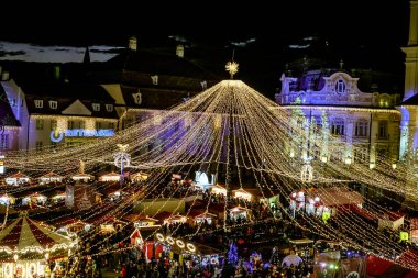 Sibiu, Romanya - 16 Kasım 2019. Romanya 'nın Transilvanya' nın tarihi merkezi Sibiu 'daki Geleneksel Noel pazarının panoramik manzarası.