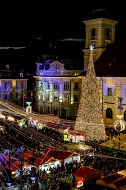 Sibiu, Romanya - 16 Kasım 2019. Romanya 'nın Transilvanya' nın tarihi merkezi Sibiu 'daki Geleneksel Noel pazarının panoramik manzarası.