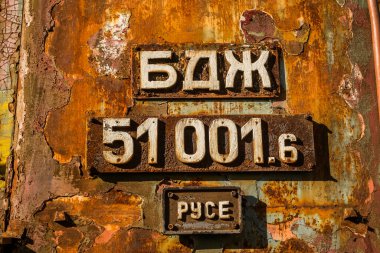 Rusçuk şehri, Bulgaristan - 21 Ekim 2017. Eski kullanılmayan tren lokomotifleri ve vagonlar Endüstri ve Demiryolu Müzesi 'ndeki depoda yan raylarda.