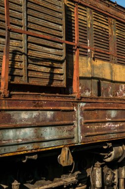 Rusçuk şehri, Bulgaristan - 21 Ekim 2017. Eski kullanılmayan tren lokomotifleri ve vagonlar Endüstri ve Demiryolu Müzesi 'ndeki depoda yan raylarda.