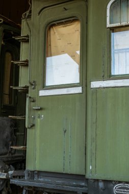 Rusçuk şehri, Bulgaristan - 21 Ekim 2017. Eski kullanılmayan tren lokomotifleri ve vagonlar Endüstri ve Demiryolu Müzesi 'ndeki depoda yan raylarda.