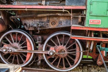 Rusçuk şehri, Bulgaristan - 21 Ekim 2017. Eski kullanılmayan tren lokomotifleri ve vagonlar Endüstri ve Demiryolu Müzesi 'ndeki depoda yan raylarda.