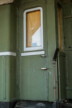 Rusçuk şehri, Bulgaristan - 21 Ekim 2017. Eski kullanılmayan tren lokomotifleri ve vagonlar Endüstri ve Demiryolu Müzesi 'ndeki depoda yan raylarda.