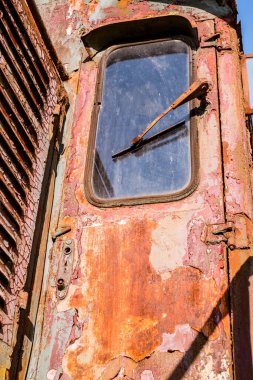 Rusçuk şehri, Bulgaristan - 21 Ekim 2017. Eski kullanılmayan tren lokomotifleri ve vagonlar Endüstri ve Demiryolu Müzesi 'ndeki depoda yan raylarda.