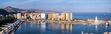 Malaga, İspanya - 29 Haziran 2018. Malaga şehrinin panoramik manzarası, Enkarnasyon Katedrali, Marriott oteli, Waterfront gezinti sebebi Muelle Uno ve liman, Costa del Sol, Malaga Eyaleti, Endülüs, İspanya, Batı Avrupa