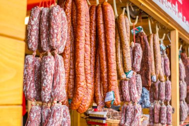 Sibiu, Romanya - 16 Kasım 2019. Romanya 'nın Transilvanya kentinin tarihi merkezindeki Geleneksel Noel pazarına bakış.