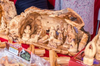 Sibiu, Romanya - 16 Kasım 2019. Romanya 'nın Transilvanya kentinin tarihi merkezindeki Geleneksel Noel pazarına bakış.