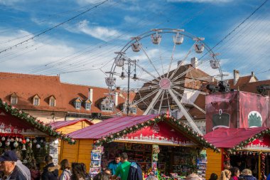 Sibiu, Romanya - 16 Kasım 2019. Romanya 'nın Transilvanya kentinin tarihi merkezindeki Geleneksel Noel pazarına bakış.
