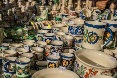 Sibiu, Romanya - 16 Kasım 2019. Romanya 'nın Transilvanya kentinin tarihi merkezindeki Geleneksel Noel pazarına bakış.