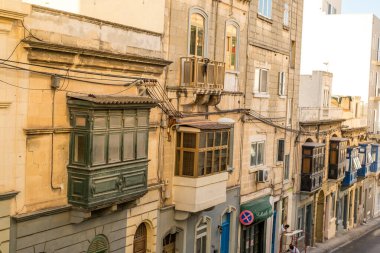 Valletta Malta, 18 Temmuz 2019 eski ve yeni modern binalarla Malta 'nın güzel sokaklarını geziyor.