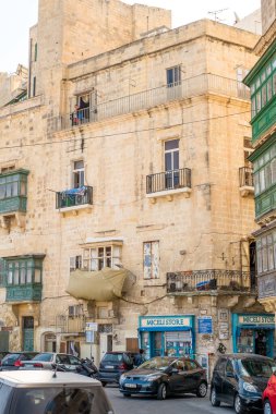 Valletta Malta, 18 Temmuz 2019 eski ve yeni modern binalarla Malta 'nın güzel sokaklarını geziyor.