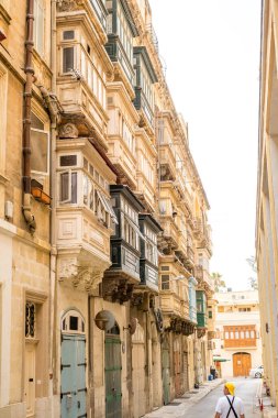 Valletta Malta, 18 Temmuz 2019 eski ve yeni modern binalarla Malta 'nın güzel sokaklarını geziyor.