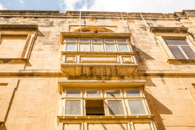 Valletta Malta, 18 Temmuz 2019 eski ve yeni modern binalarla Malta 'nın güzel sokaklarını geziyor.