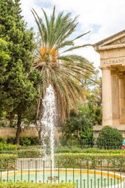 Valletta Malta, 18 Temmuz 2019 eski ve yeni modern binalarla Malta 'nın güzel sokaklarını geziyor.