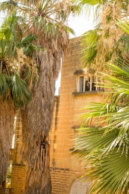 Valletta Malta, 18 Temmuz 2019 eski ve yeni modern binalarla Malta 'nın güzel sokaklarını geziyor.