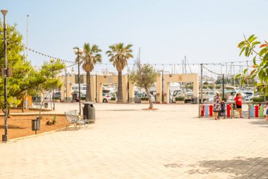 Valletta Malta, 18 Temmuz 2019 eski ve yeni modern binalarla Malta 'nın güzel sokaklarını geziyor.