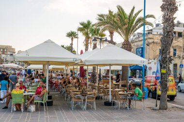 Valletta Malta, 18 Temmuz 2019 eski ve yeni modern binalarla Malta 'nın güzel sokaklarını geziyor.
