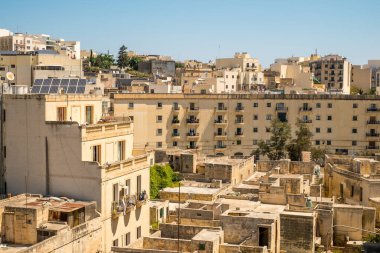 Valletta Malta, 18 Temmuz 2019 eski ve yeni modern binalarla Malta 'nın güzel sokaklarını geziyor.