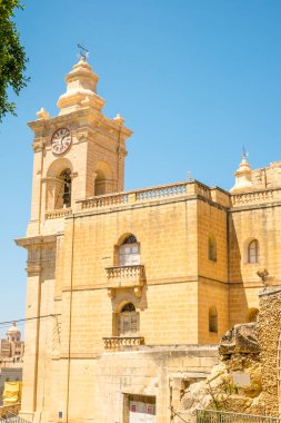 Valletta Malta, 18 Temmuz 2019 eski ve yeni modern binalarla Malta 'nın güzel sokaklarını geziyor.
