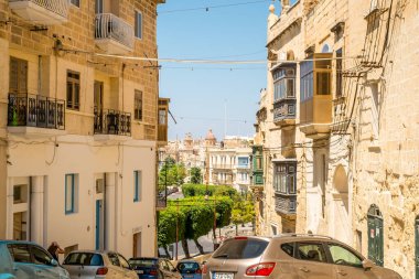 Valletta Malta, 18 Temmuz 2019 eski ve yeni modern binalarla Malta 'nın güzel sokaklarını geziyor.