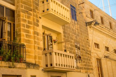 Valletta Malta, 18 Temmuz 2019 eski ve yeni modern binalarla Malta 'nın güzel sokaklarını geziyor.