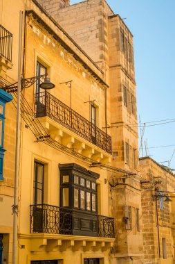 Valletta Malta, 18 Temmuz 2019 eski ve yeni modern binalarla Malta 'nın güzel sokaklarını geziyor.