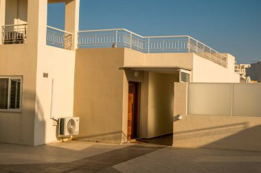 Valletta Malta, 18 Temmuz 2019 eski ve yeni modern binalarla Malta 'nın güzel sokaklarını geziyor.