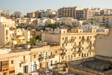 Valletta Malta, 18 Temmuz 2019 eski ve yeni modern binalarla Malta 'nın güzel sokaklarını geziyor.