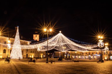 Sibiu City, Romanya - 24 Aralık 2020. Sibiu şehrinden Noel ışıklarıyla Büyük Meydan manzarası