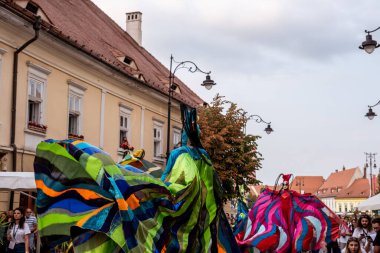 Sibiu City, Romanya - 24 Ağustos 2021. Renkler, Teatro Pavana İtalya / Hollanda. Romanya 'nın Sibiu kentinde düzenlenen Uluslararası Tiyatro Festivali' nde sanatçılar sahne alıyor.