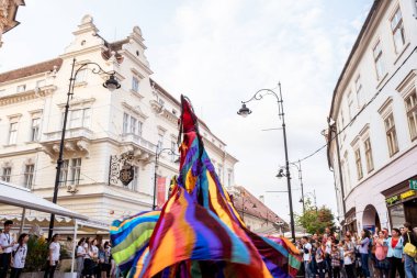 Sibiu City, Romanya - 24 Ağustos 2021. Renkler, Teatro Pavana İtalya / Hollanda. Romanya 'nın Sibiu kentinde düzenlenen Uluslararası Tiyatro Festivali' nde sanatçılar sahne alıyor.