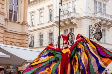 Sibiu City, Romanya - 24 Ağustos 2021. Renkler, Teatro Pavana İtalya / Hollanda. Romanya 'nın Sibiu kentinde düzenlenen Uluslararası Tiyatro Festivali' nde sanatçılar sahne alıyor.