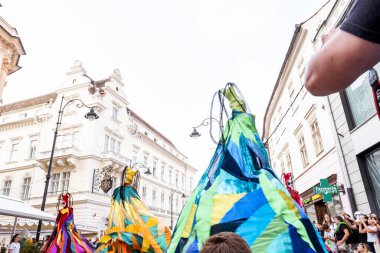 Sibiu City, Romanya - 24 Ağustos 2021. Renkler, Teatro Pavana İtalya / Hollanda. Romanya 'nın Sibiu kentinde düzenlenen Uluslararası Tiyatro Festivali' nde sanatçılar sahne alıyor.