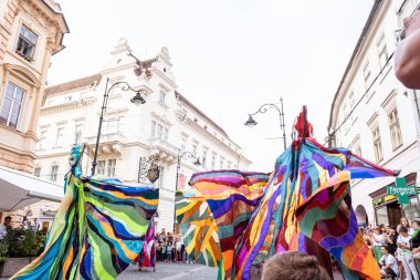 Sibiu City, Romanya - 24 Ağustos 2021. Renkler, Teatro Pavana İtalya / Hollanda. Romanya 'nın Sibiu kentinde düzenlenen Uluslararası Tiyatro Festivali' nde sanatçılar sahne alıyor.