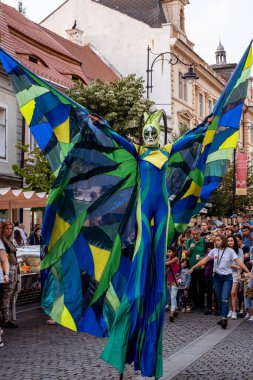 Sibiu City, Romanya - 24 Ağustos 2021. Renkler, Teatro Pavana İtalya / Hollanda. Romanya 'nın Sibiu kentinde düzenlenen Uluslararası Tiyatro Festivali' nde sanatçılar sahne alıyor.