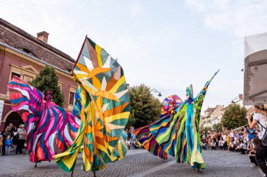 Sibiu City, Romanya - 24 Ağustos 2021. Renkler, Teatro Pavana İtalya / Hollanda. Romanya 'nın Sibiu kentinde düzenlenen Uluslararası Tiyatro Festivali' nde sanatçılar sahne alıyor.