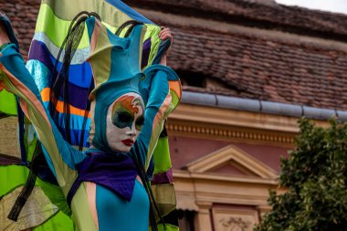 Sibiu City, Romanya - 24 Ağustos 2021. Renkler, Teatro Pavana İtalya / Hollanda. Romanya 'nın Sibiu kentinde düzenlenen Uluslararası Tiyatro Festivali' nde sanatçılar sahne alıyor.