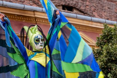 Sibiu City, Romanya - 24 Ağustos 2021. Renkler, Teatro Pavana İtalya / Hollanda. Romanya 'nın Sibiu kentinde düzenlenen Uluslararası Tiyatro Festivali' nde sanatçılar sahne alıyor.