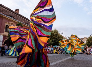 Sibiu City, Romanya - 24 Ağustos 2021. Renkler, Teatro Pavana İtalya / Hollanda. Romanya 'nın Sibiu kentinde düzenlenen Uluslararası Tiyatro Festivali' nde sanatçılar sahne alıyor.