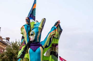 Sibiu City, Romanya - 24 Ağustos 2021. Renkler, Teatro Pavana İtalya / Hollanda. Romanya 'nın Sibiu kentinde düzenlenen Uluslararası Tiyatro Festivali' nde sanatçılar sahne alıyor.