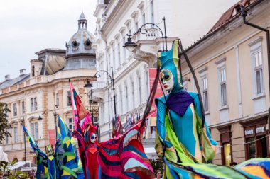 Sibiu City, Romanya - 24 Ağustos 2021. Renkler, Teatro Pavana İtalya / Hollanda. Romanya 'nın Sibiu kentinde düzenlenen Uluslararası Tiyatro Festivali' nde sanatçılar sahne alıyor.