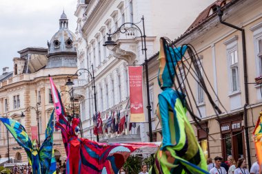 Sibiu City, Romanya - 24 Ağustos 2021. Renkler, Teatro Pavana İtalya / Hollanda. Romanya 'nın Sibiu kentinde düzenlenen Uluslararası Tiyatro Festivali' nde sanatçılar sahne alıyor.