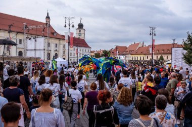 Sibiu City, Romanya - 24 Ağustos 2021. Renkler, Teatro Pavana İtalya / Hollanda. Romanya 'nın Sibiu kentinde düzenlenen Uluslararası Tiyatro Festivali' nde sanatçılar sahne alıyor.