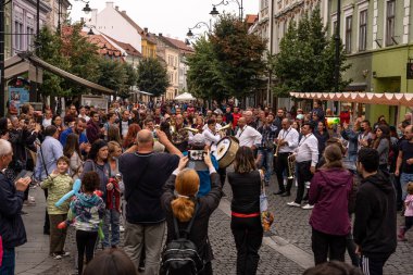 Sibiu City, Romanya - 25 Ağustos 2021. Cozmesti 'den Brass Band Romanya' nın Sibiu kentindeki Sibiu Uluslararası Tiyatro Festivali 'nde sahne alacak.