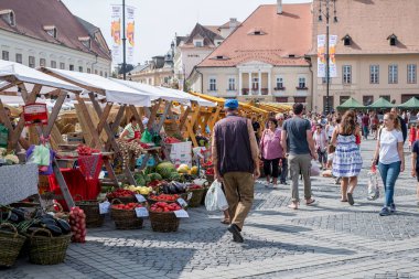 Sibiu, Romanya - 07 Eylül 2019. Geleneksel gıda ve mevsimlik ürünlerle Sibiu şehrinde Yıllık Sonbahar Hasat Festivali, Büyük Meydan, Transilvanya