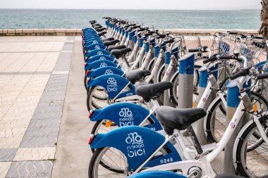 Malaga, İspanya - 21 Nisan 2018. arka planda deniz ile standında mavi koruyucuları ile bisiklet