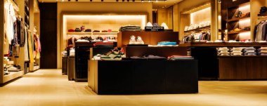 Sibiu şehri, Romanya - 03 Mayıs 2021. Romanya 'nın Sibiu kentindeki yobaz mağazası. Romen erkek giyim imalatçısı ve erkekler için lüks bir hazır giysi olarak tanıtılıyor..