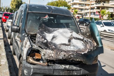 Atina, Yunanistan - 17 Şubat 2020, yol kenarındaki yangından sonra yanmış araba