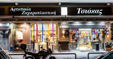 Atina, Yunanistan - 18 Şubat 2020 Atina 'da bir pastanede gece görüşü