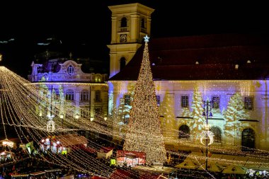 Sibiu, Romanya - 16 Kasım 2019. Romanya 'nın Transilvanya' nın tarihi merkezi Sibiu 'daki Geleneksel Noel pazarının panoramik manzarası.